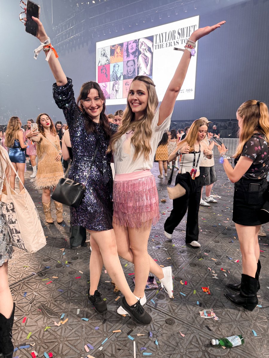 alinalovestay's tweet photo. How is it already one year since my first Eras Show? 😭🥺 take me back please 🫶🏻
@taylorswift13 @taylornation13 #TSTheErasTour https://t.co/OTNjIn2pRl