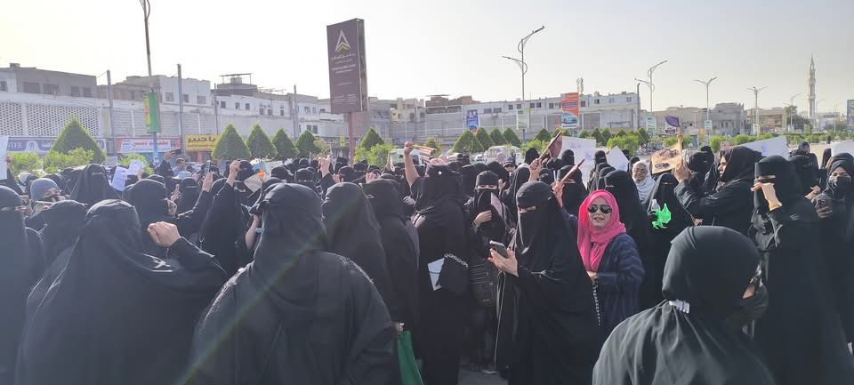 على النساء المحتشدات اليوم تشكيل مجلس الوفاء لشهداء الجنوب والتحرير والاستقلال التام وتشكيل قيادة نسائية