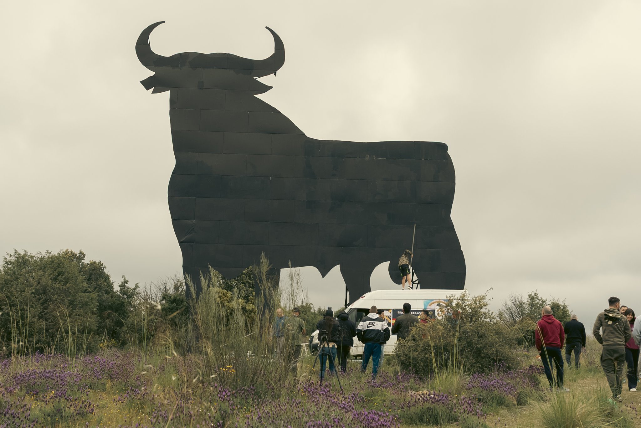 ʜᴇʀQʟᴇs on X: "🇪🇸 | La organización juvenil @revuelta_es recupera un Toro  de Osborne que había sido mancillado con la bandera de Palestina. «Los  monumentos de España se respetan». https://t.co/mIP2eTTin3" / X