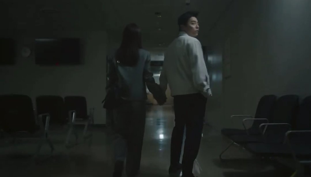 나 지금 익송 예고 이 1초 때문에 잠이 안온다.. 누웠는데 익송 생각이 계속 나서 실실 쪼개고 있음. 내일 익송 오는게 진짜라고? 구라가 아니라고? 심장 오지게 뛴다 진짜