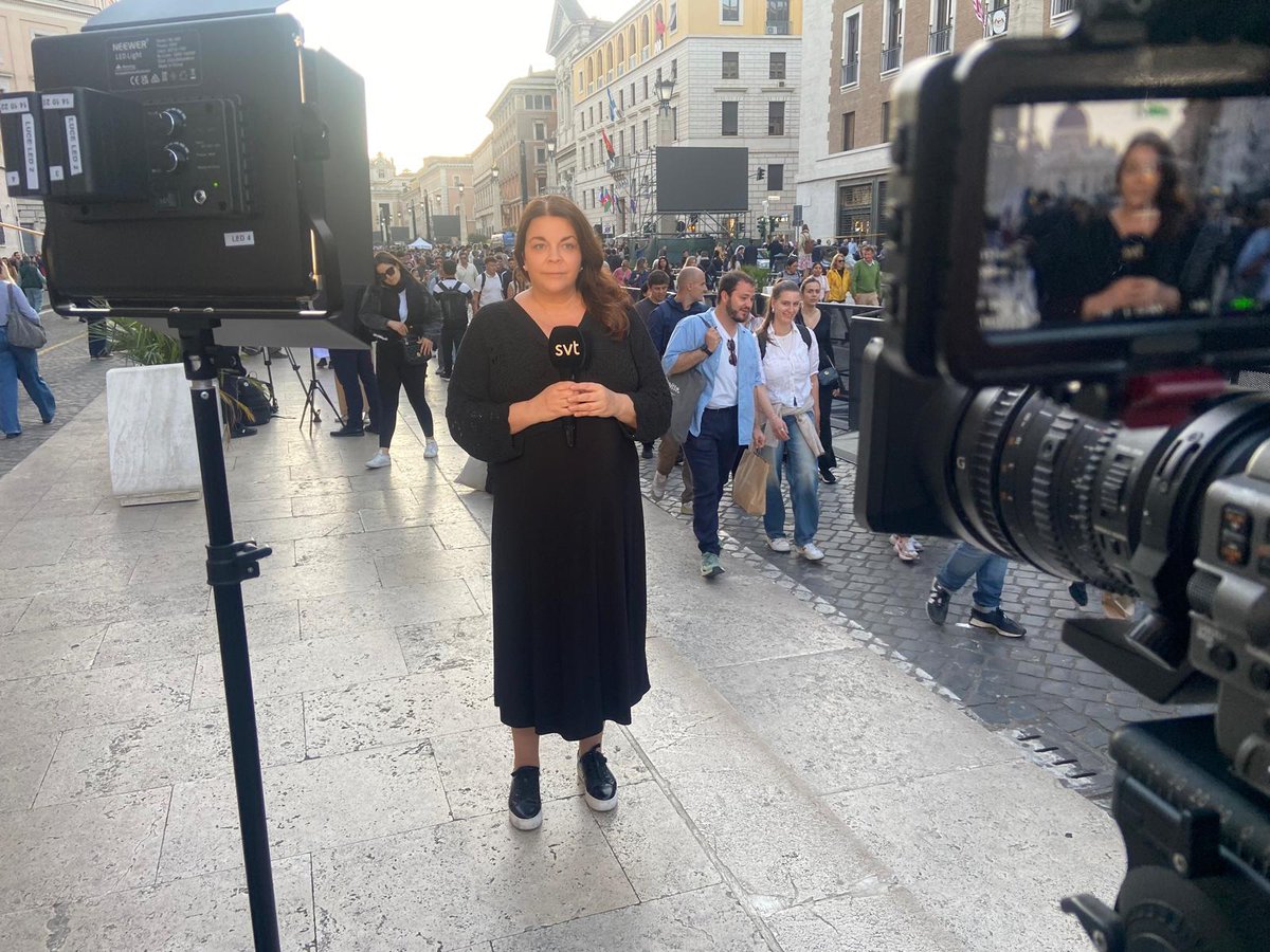 Ett historiskt ögonblick var det, när den vita röken kom från Sixtinska Kapellet, Roms kyrkklockor ringde och lyckliga människor i tiotusentals strömmade mot Petersplatsen medan jag rapporterade live för Rapport, Aktuellt och SVT Direkt, mitt i kaoset. Tacksam att ha varit där.