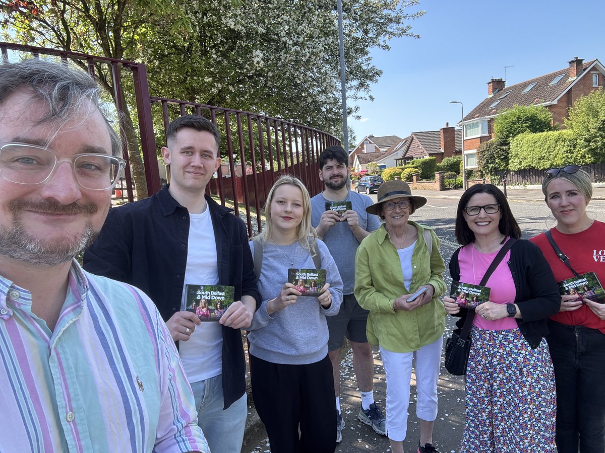 EmmetMcDB's tweet image. Talking to residents in Stranmillis this morning about our efforts to get a play park in the area. A beautiful day in our great city. #AllianceWorks