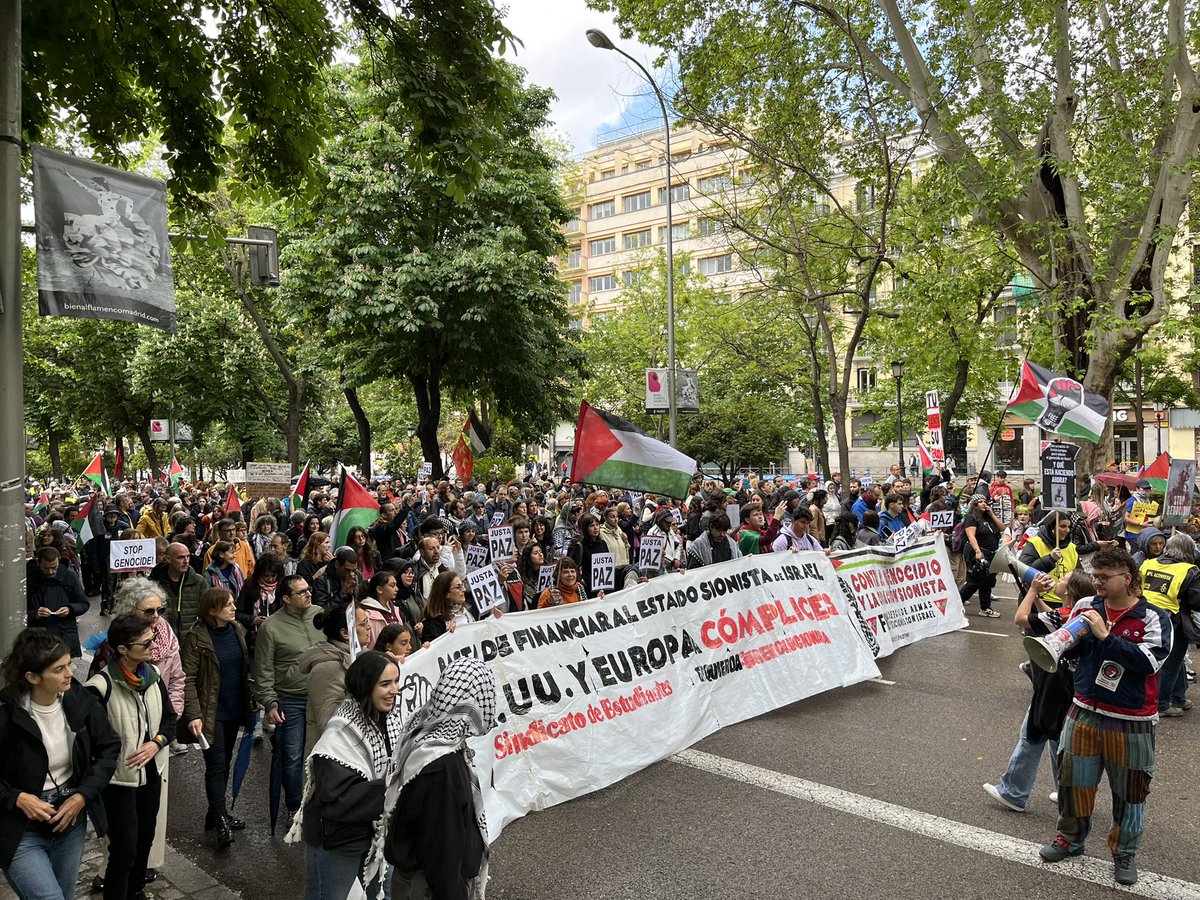 IzquierdaRevol's tweet photo. Decenas de miles nos movilizamos hoy en Madrid contra el genocidio sionista. #MuevetePorPalestina La limpieza étnica contra el pueblo palestino avanza con el apoyo del imperialismo norteamericano. Una matanza que cuenta con la complicidad criminal de la UE y el Gobierno español. https://t.co/0vDiAzsySz