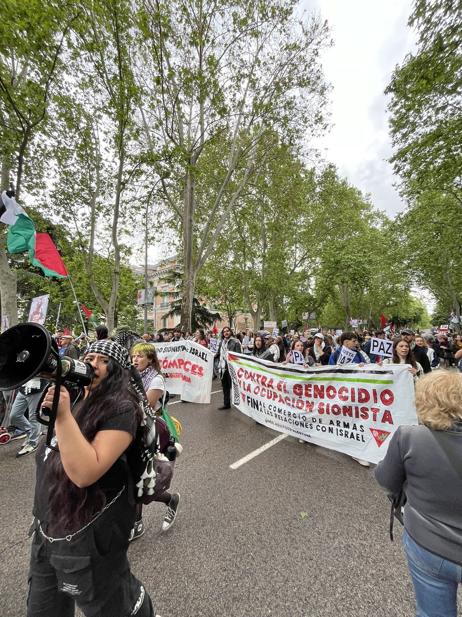 IzquierdaRevol's tweet photo. Decenas de miles nos movilizamos hoy en Madrid contra el genocidio sionista. #MuevetePorPalestina La limpieza étnica contra el pueblo palestino avanza con el apoyo del imperialismo norteamericano. Una matanza que cuenta con la complicidad criminal de la UE y el Gobierno español. https://t.co/0vDiAzsySz
