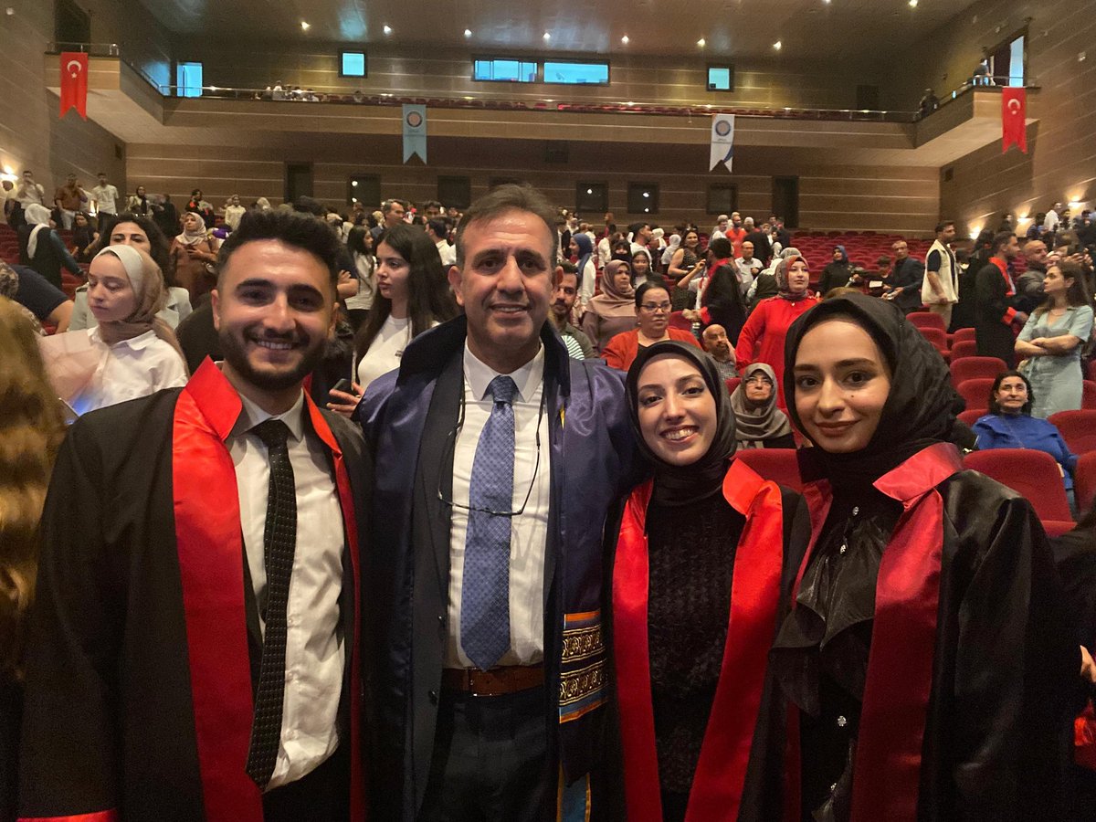 vahap_coskun's tweet photo. 2024-2025 Dönemi mezunlarımızı da uğurladık. Her daim adaleti, demokrasiyi ve toplumsal barışı savunacaklarına olan inancımız tam. Yolları ve bahtları açık olsun. 🙏🌹👏 https://t.co/RuEl3zyRET