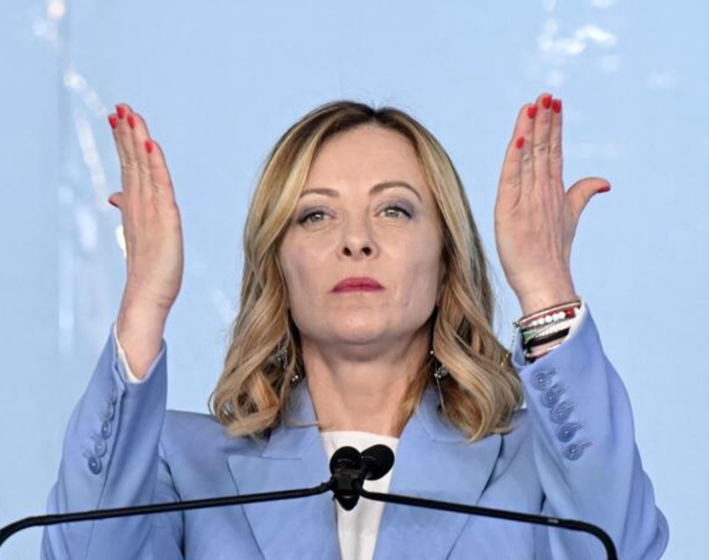 Vuole decidere quando dobbiamo morire, quando dobbiamo votare, con chi possiamo sposarci e quando possiamo diventare genitori. #Meloni è peggio di #Trump che si sente #Papa. Lei si sente Dio in Terra, una tiranna con il diritto di decidere della vita dei suoi sudditi. Ignobile!