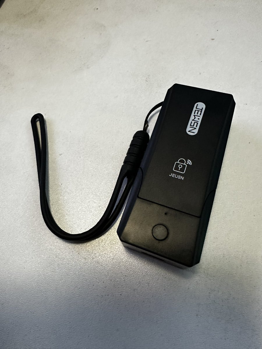 最近控制不住自己，连续撸了好几天🥲，准备来个戴锁挑战，惩罚一下自己。来，有本事锁死我！
点赞➕6h
评论➕6h
转发➕18h
关注➕24h(当前94)
#锁狗 #伪s #反差 #暴露 #白袜 #高弹 #济南 #兰州 #北京