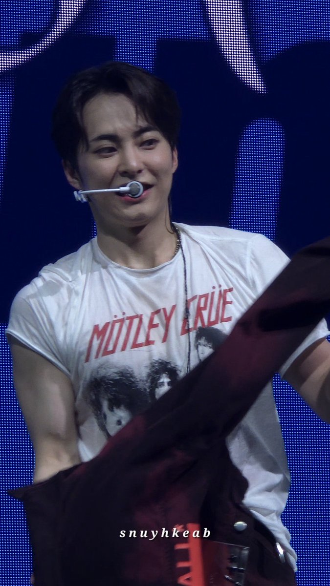 snuyhkeab's tweet photo. AHHHH THE JACKET IS OFF MYGAAAD TOO HOT IN HERE 🥵🥵🥵🥵

#XIUMIN #시우민 #XtimesMANILA #XIUMINinMANILA2025
@XIUMIN_INB100 https://t.co/1TkkQKTbxH