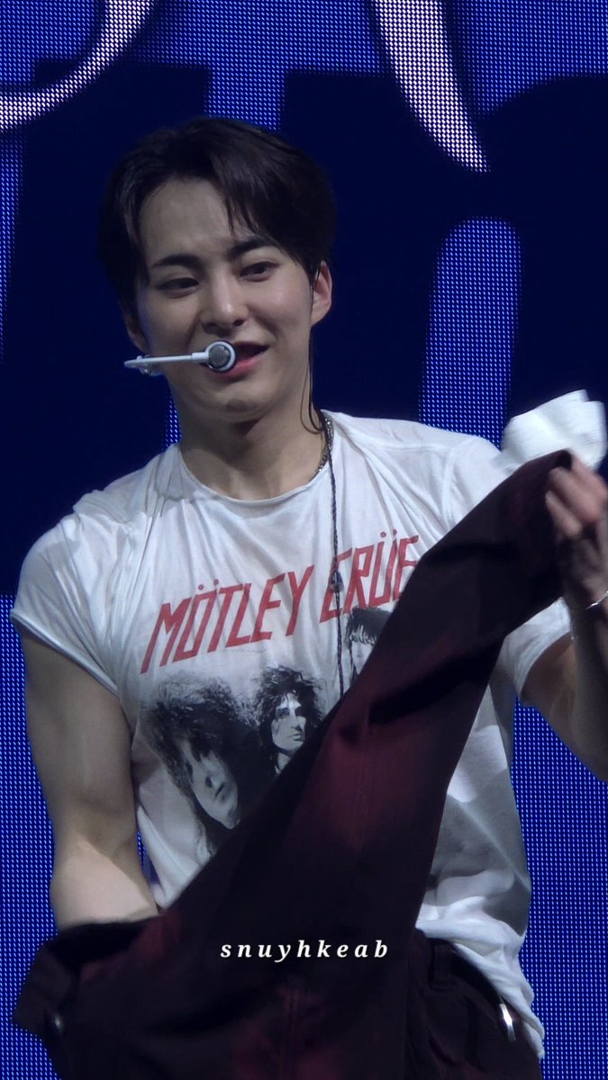 snuyhkeab's tweet photo. AHHHH THE JACKET IS OFF MYGAAAD TOO HOT IN HERE 🥵🥵🥵🥵

#XIUMIN #시우민 #XtimesMANILA #XIUMINinMANILA2025
@XIUMIN_INB100 https://t.co/1TkkQKTbxH