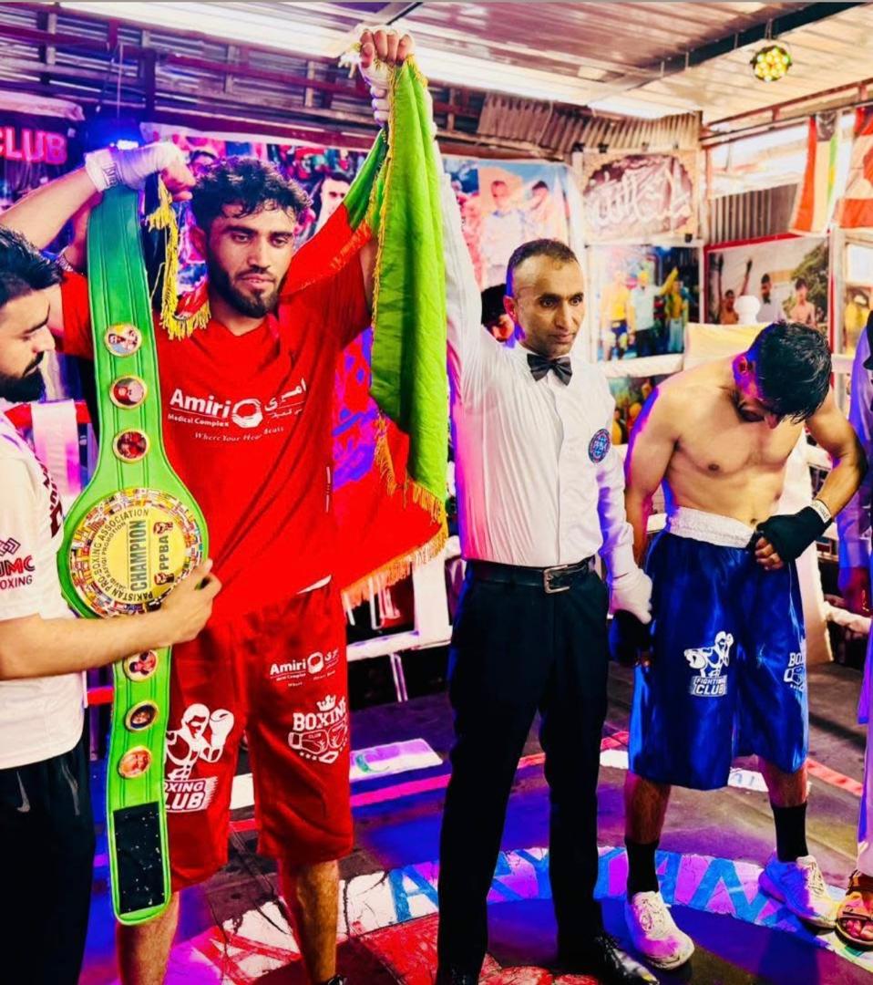 amiri_m_complex's tweet image. افغان لوبغاړی شاهدالله خروټي د سوک وهنې په سیالۍ کې خپل پاکستاني سیال ته ماتې ورکړه او د PPBA کمربند اتل شو.
امیري طبی کمپلکس ویاړي چې پدغه سیالۍ کې یې ښاغلي خروټی سپانسر کړي وو او د دغې سترې لاسته راوړنې له امله یې هغه ته د مبارکۍ ترڅنګ د لا ډېرو بریاوو هېله مندي وکړه.