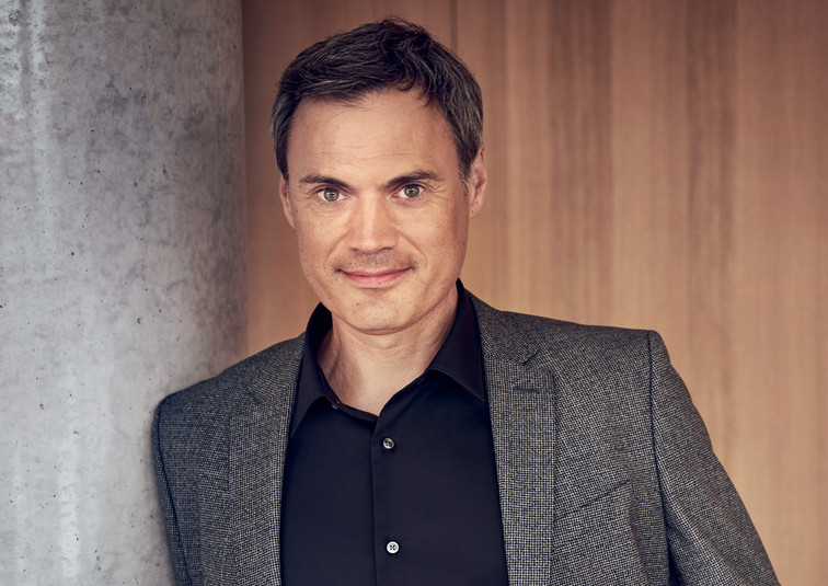 ZDF-Chef Norbert Himmler lässt von Zwangsgebühren Jagd machen auf die Eltern von Youtubern, die ihm politisch nicht passen. Er ist der Mann, der die Menschenjagd von Jan Böhmermann politisch und wirtschaftlich ermöglicht, beauftragt und fördert. Jeder Gebührenzahler sollte