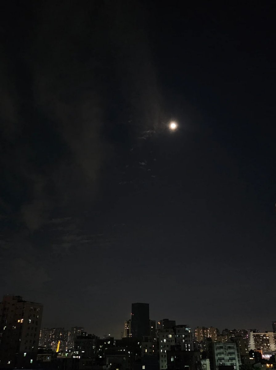 daijnbb's tweet photo. 月の光が交わり、私の心の隅々を照らす。🌙✨ https://t.co/EaZFlY7MrL