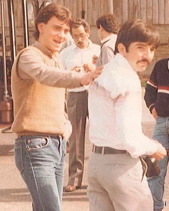 Che bello questo ricordo del periodo lavorativo in #Svizzera studente falegame! A 18 anni, imparare il mestiere di falegname e allo stesso tempo formarsi nel rispetto dei colleghi e del lavoro è un'esperienza preziosa. Si percepisce la respondabilita’ con leggerezza e la