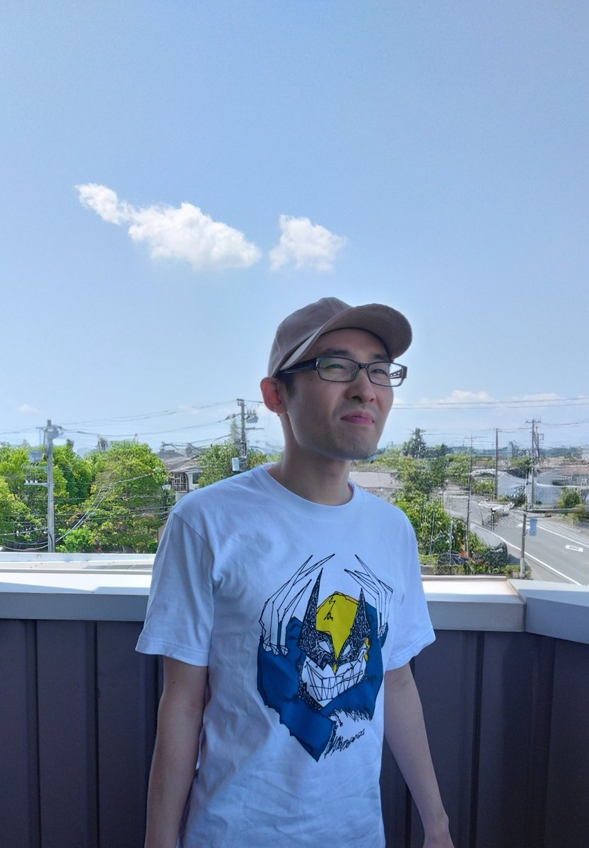 I prefer short sleeves to long sleeves. The reason is that I don't like the sleeves to cling to my arms. When I wear long sleeves, I can see the sleeves before what I want to see. If it were my arm, I wouldn't mind, but with cloth, I feel like my view is blocked and it bothers me