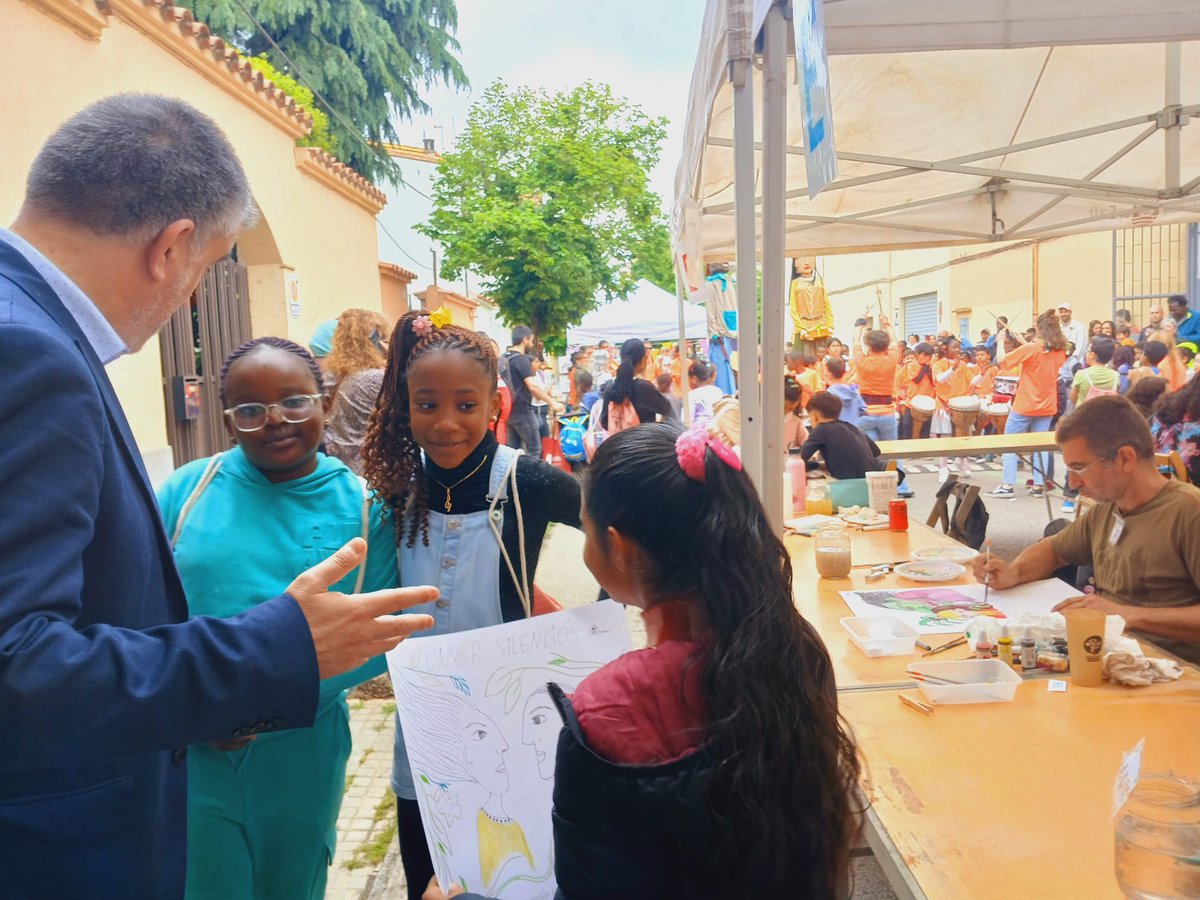 Matí de molta activitat a #Salt amb la 27a Festa del Llibre Gegant i la 1a Fira d'Economia Social i Solidària. 
No hi hem faltat amb diversos regidors i regidores per gaudir del bon ambient i les activitats que s'hi han programat. 
#ViuSalt