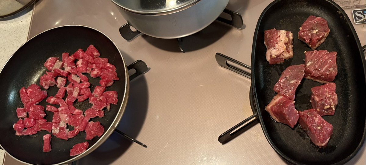 Myself52990189's tweet photo. 今晩はです！(土)の尼剛👓🎸スペシャル焼肉🥩🔥……ﾚｵ🐕‍🦺🌸ﾘｰちゃん🐕 ͗ ͗完食でーす(笑)ありがとう〜……この後、乾き物ｵﾔﾂしてからの手作りｵﾔﾂ愛情ｵﾔﾂも今日の分まで有りまーす(笑)⸜🌷︎⸝‍
明日は、豚さんと🍠࿐で仕込む予定でーす💐…今YouTubeｱｯﾌﾟ作業に入ってまーす👓🎸🐕‍🦺🐕 ͗ ͗ https://t.co/rsTcwqW5f3