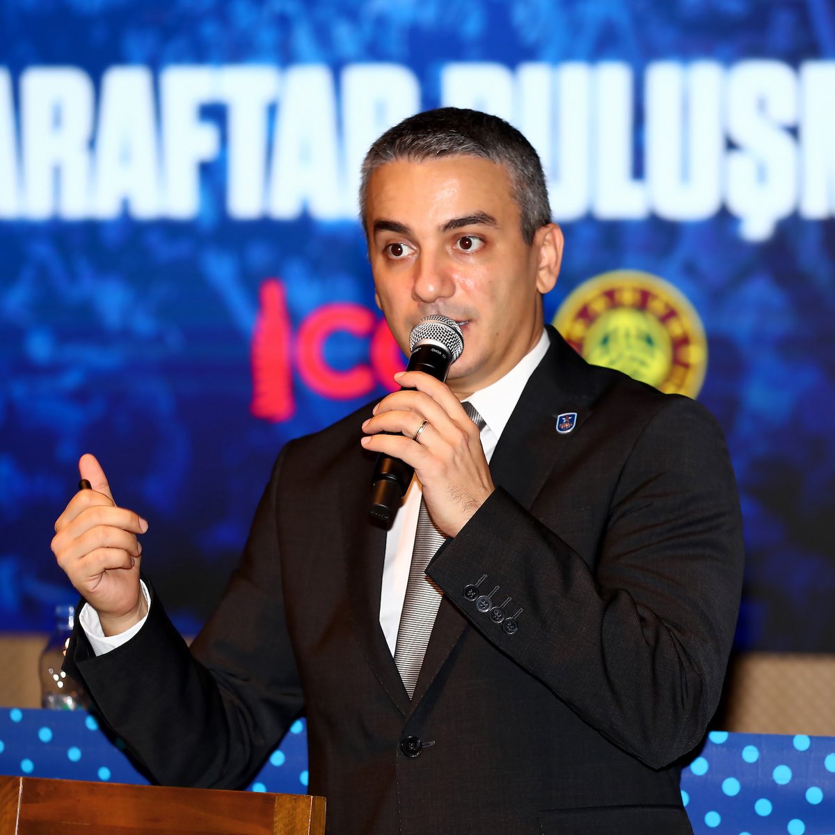 👀 "Ben Panathinaikos'u biliyorum, Luca Banchi çok akıllıca bir iş yaptı"

🎙️ Anadolu Efes Sportif Direktörü İsmail Şenol, Panathinaikos serisinin 3. maçındaki çok konuşulan Hernangomez - Sloukas değişikliği hakkında:

"Kurallara göre bir oyuncu sakatlandığında sahaya doktor