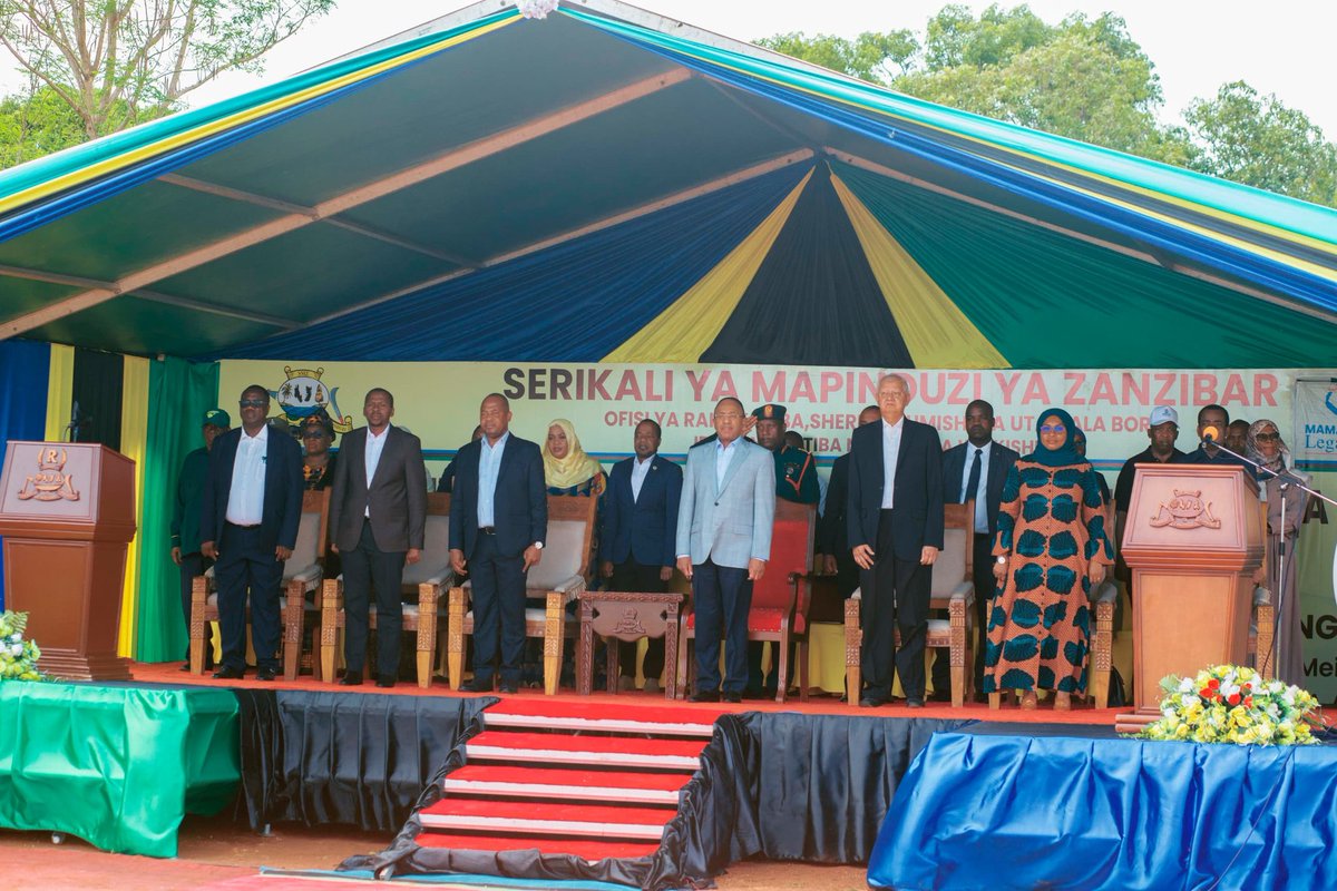 Rais wa Zanzibar na Mwenyekiti wa Baraza la Mapinduzi Dkt Hussein Ali Mwinyi pamoja na viongozi wengine wakiimba wimbo wa taifa wa Zanzibar, Wimbo wa taifa wa Jamhuri ya Muungano wa Tanzania na Wimbo wa Jumuiya ya Afrika Mashariki katika uwanja wa Azimio Mtende.