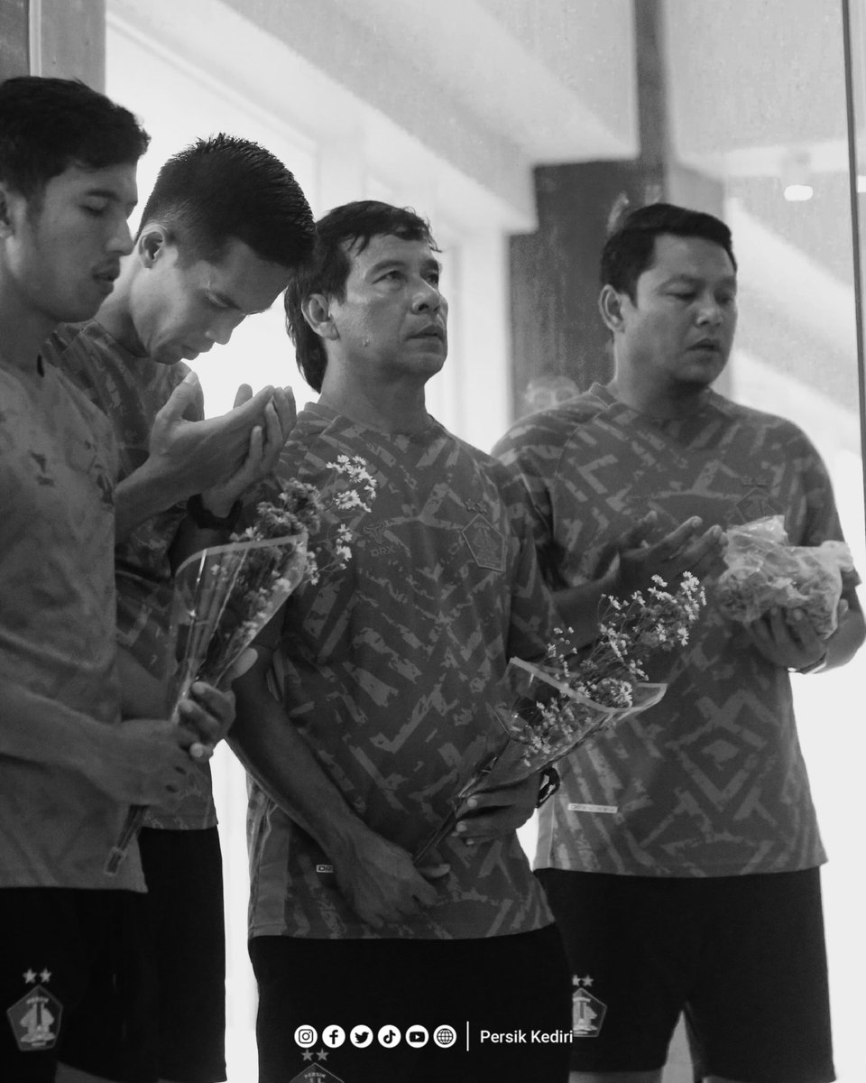 Sebelum melaksanakan Official Training, tim Persik Kediri memanjatkan doa untuk para korban Tragedi Kanjuruhan tepatnya di Gate 13 Stadion Kanjuruhan, Kab. Malang. Doa bersama juga dilakukan tim di tengah lapangan sebelum latihan dilangsungkan.