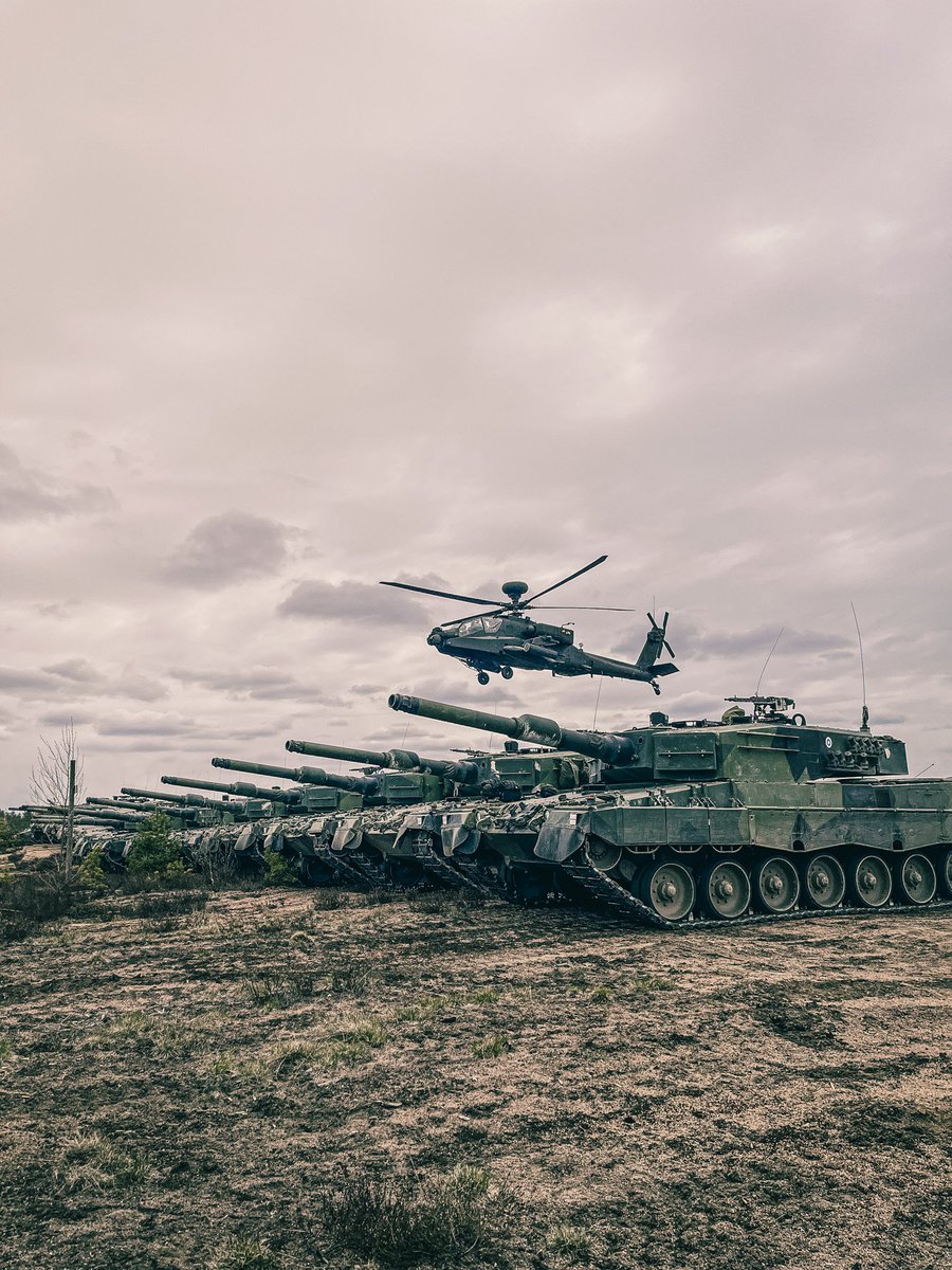 #MightyArrow25 -harjoituksen ampumavaihe huipentui perinteiseen mekanisoidun taisteluosaston iskuportaan hyökkäysammuntaan taisteluhelikoptereiden tukemana.
Suorituksen jälkeen joukko kokoontui yhteen ylentämis- ja palkitsemistilaisuutta varten. #StrongerTogether #PSPR #Maavoimat
