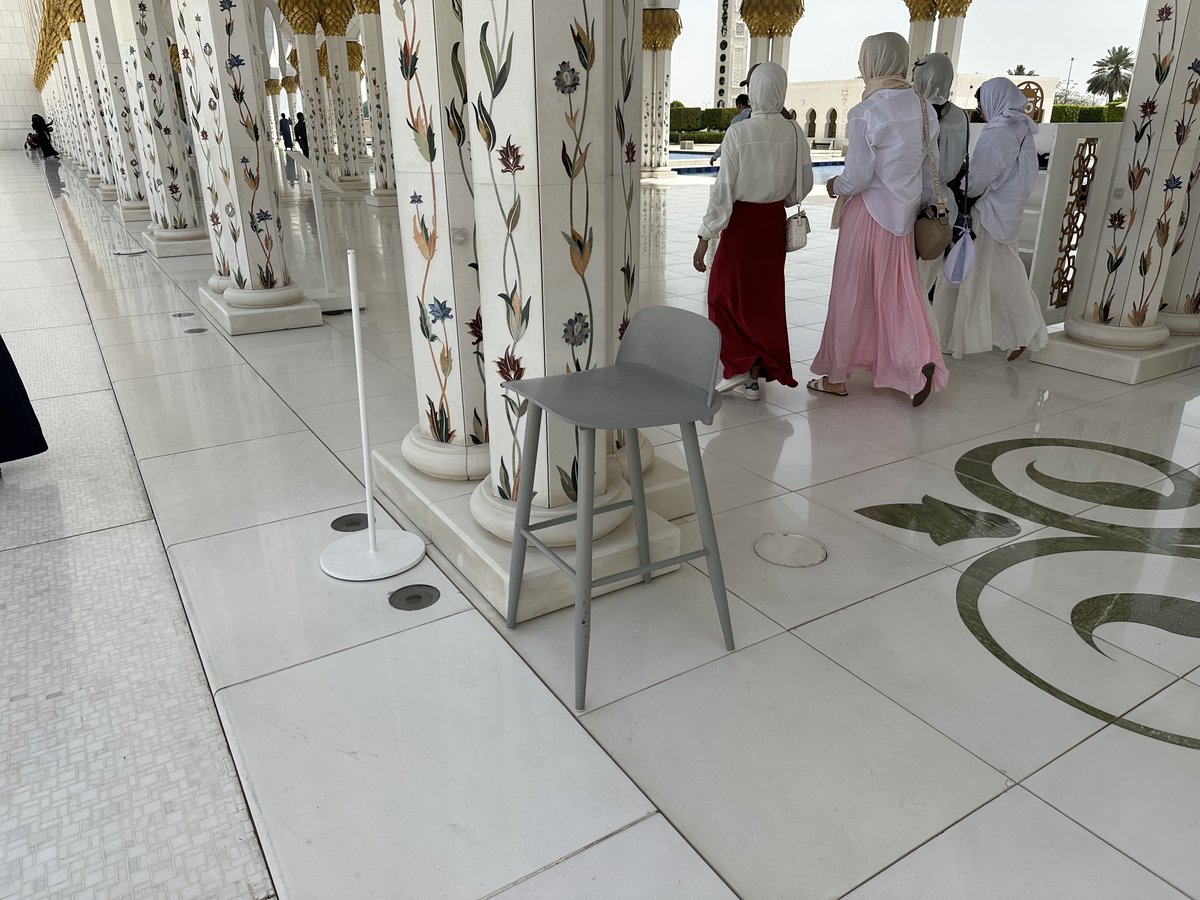syds_sy's tweet photo. "Dialogues," a solo exhibition by Goeckelaar-Michels at Karimoku Commons.

I saw one of their representative works at a mosque in Abu Dhabi last month and wanted to share it with you.

モスクで使われてるって凄い！

#geckelermichels #muuto #NERD #Chair #AbuDhabi #mosque https://t.co/6gHcEH6c4E