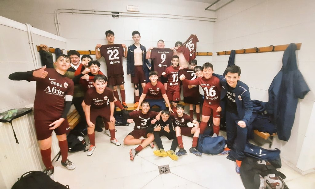 Nuestro equipo infantil centro medico estetica africa se impone al san cristobal y logra un merecido segundo puesto para finalizar la temporada. Enhorabuena equipo!!