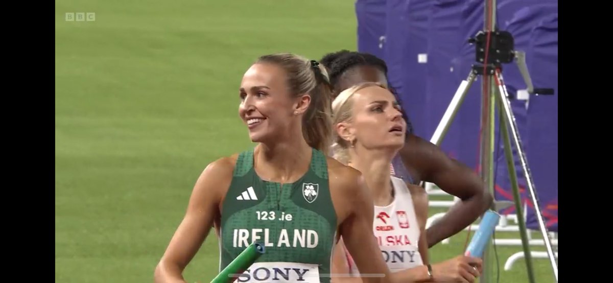 Sharlene Mawdsley all smiles are she brings Ireland home in second place (behind USA) as she outpaces Poland &amp; Germany in the home straight.
Another strong performance from Sharlene.

Great 2nd leg from Rhasidat Adeleke (but poor handover to her?)
#WorldRelays | #IrishAthetics |