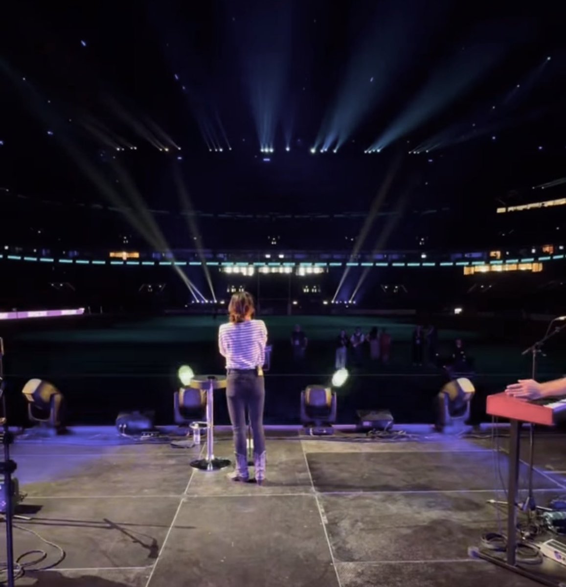 C’est ce soir que <a href="/JeniferOfficiel/">Jenifer</a> se produira à <a href="/ParisLaDefense/">Paris La Défense</a> 🥳

Les répétitions sont en cours…