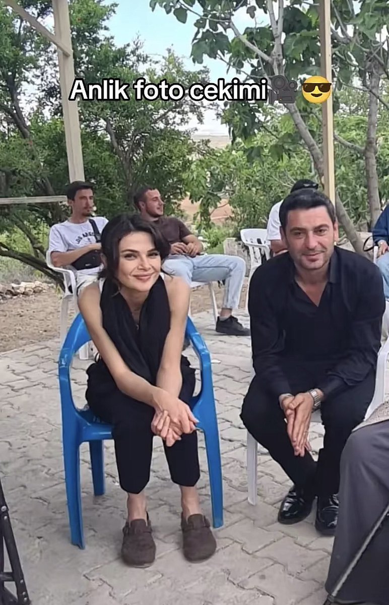 İlk bolumlerden beridir setlerden her gün fotoğraf geliyor ve bu fotoğraflarda hiç değişmeyen tek şey var Sinem ve Ozan'ın hiç başrol egoları olmadan oturdukları o plastik sandalye ve tabureleri. Adlarının yazılı olduğu özel sandalyeleri yok herkesten ayrı bir yerde oturmuyorlar