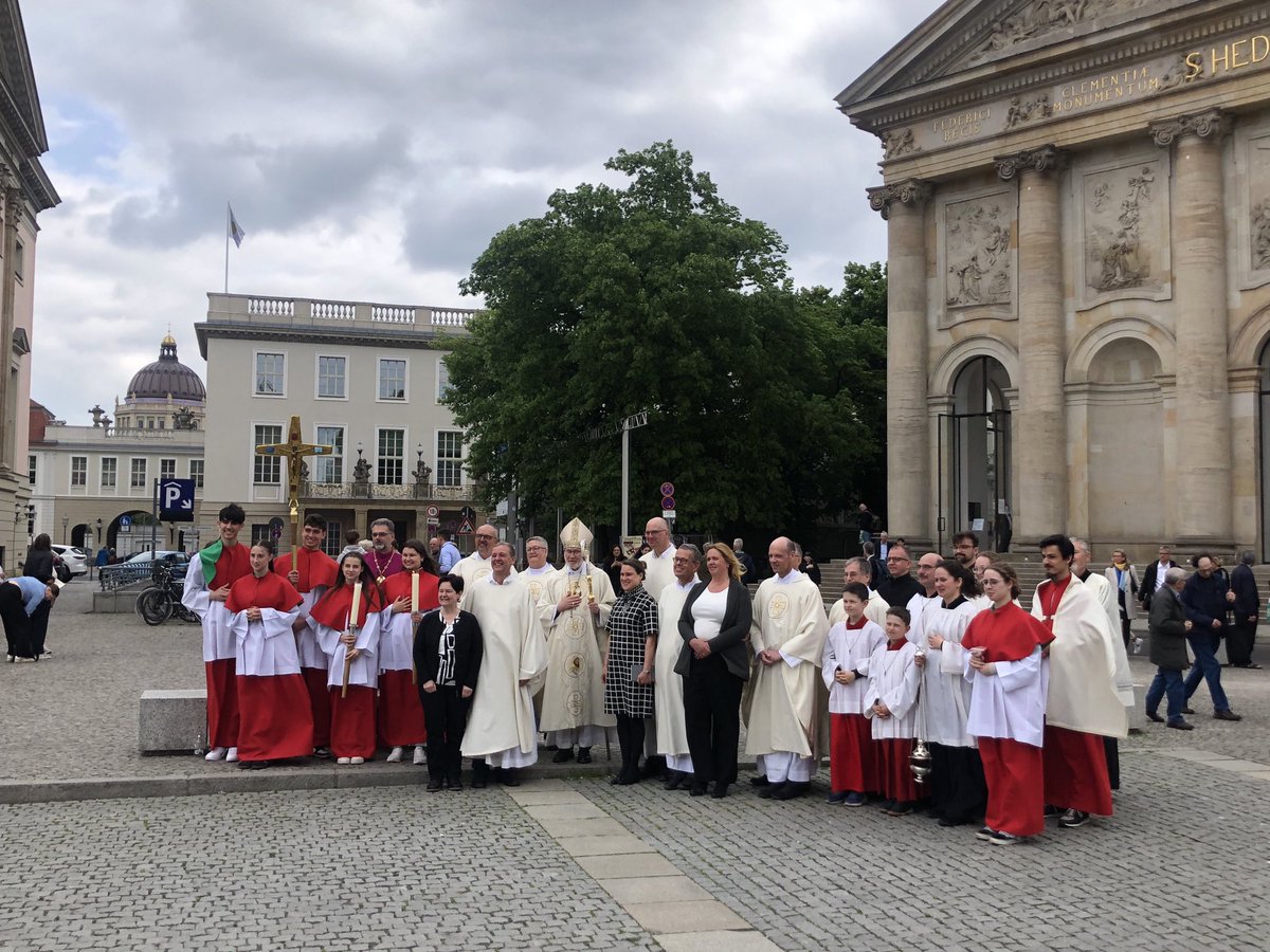 ⛪️ Onze neef Frank is vandaag in een mooie viering tot diaken gewijd in de kathedraal van Berlijn. Nu drie diakens in de familie. Dankbaar. 🙏