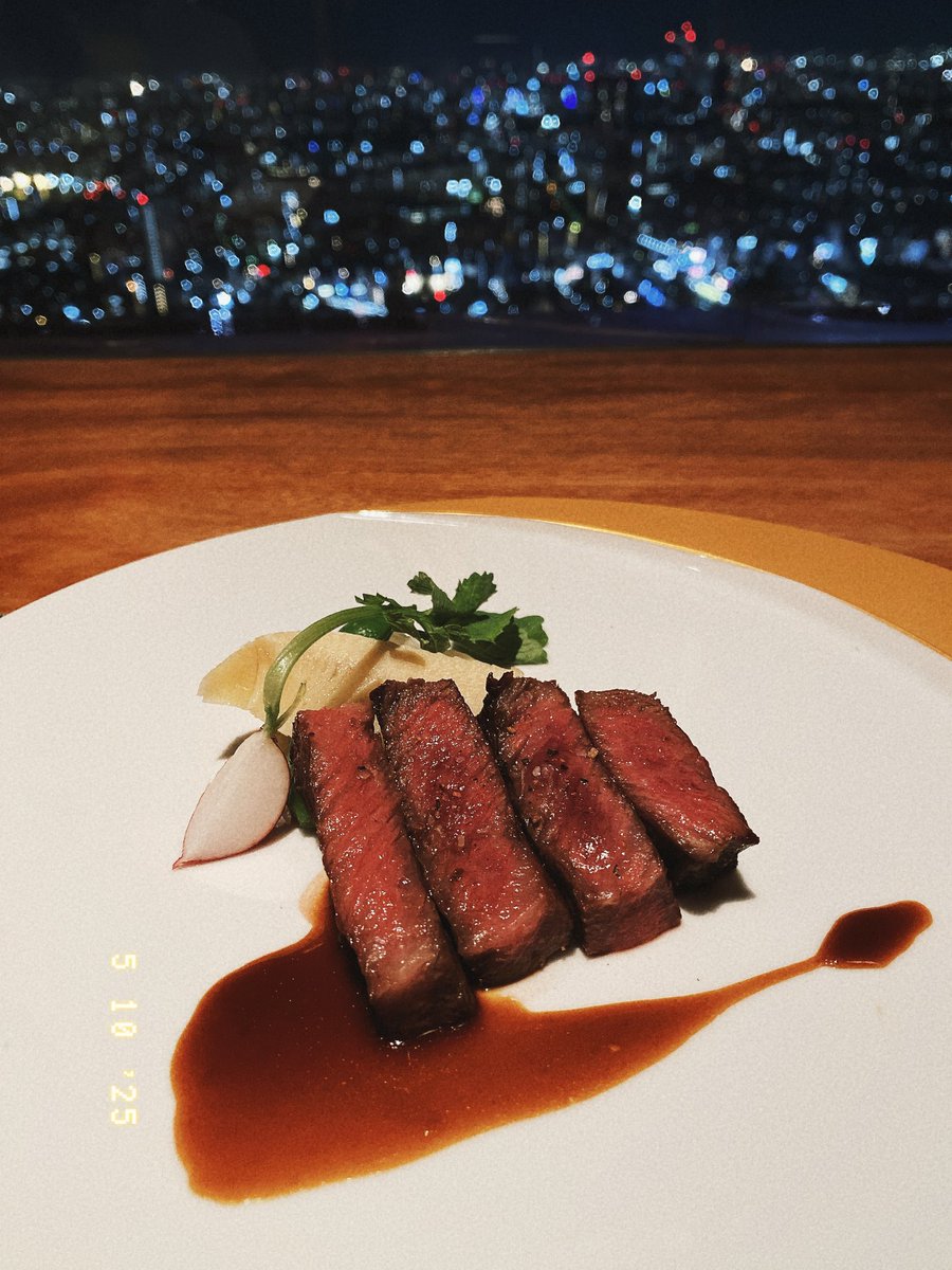 「無事、誕生日迎えることができた 病気も怪我もないことに感謝! たまには洒落て美味」|水村友哉★体験談漫画連載中/隣の晩怖談のイラスト