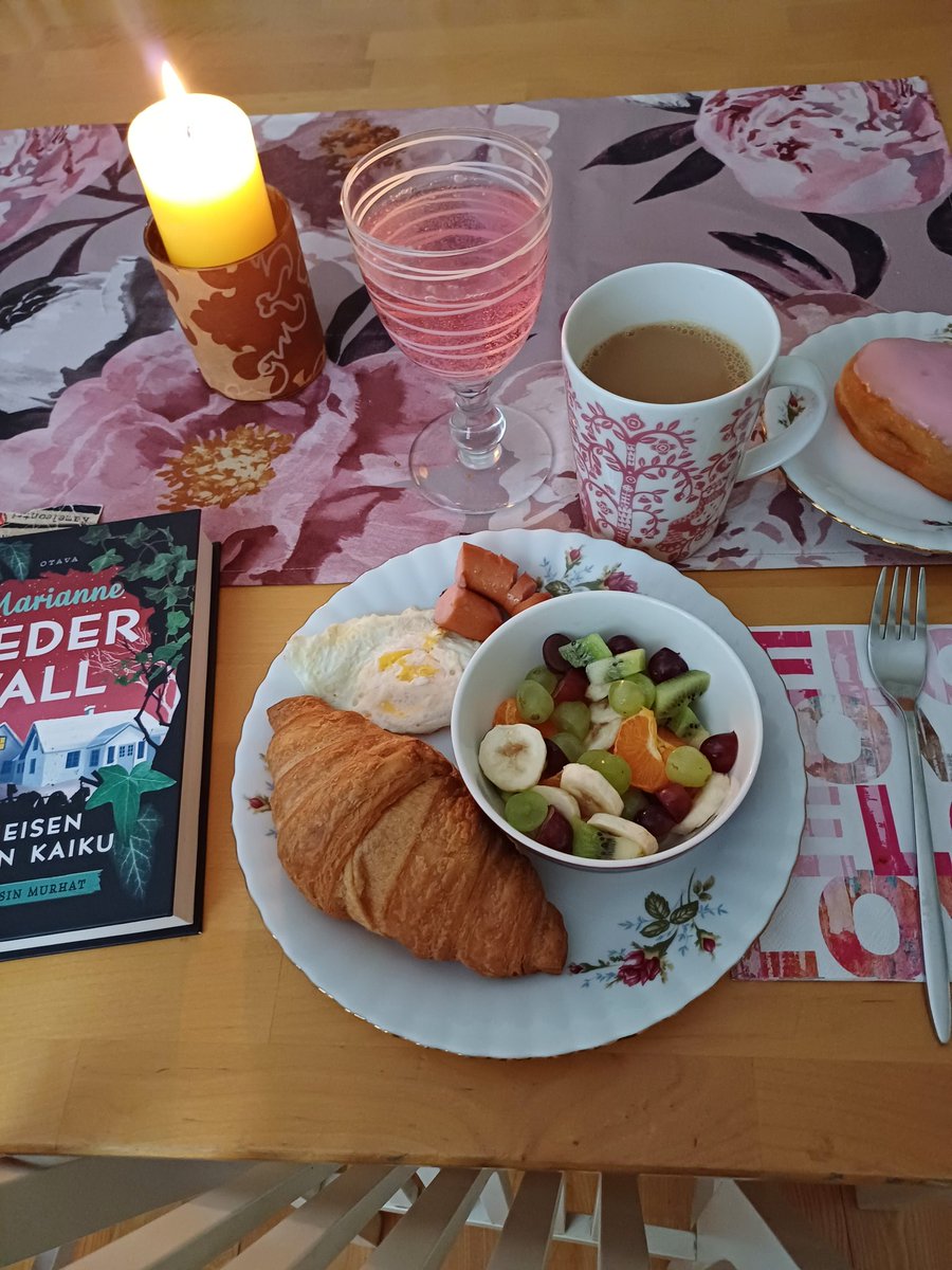 TiinaVisnen10's tweet image. Vapaa viikonloppu pitkästä aikaa alkoi rauhaisasti aamupalaa nauttien. Rakkaalle puolisolle tarjoiltu aamiainen parvekkeelle auringon jo lämmittäessä 💛🌞💛