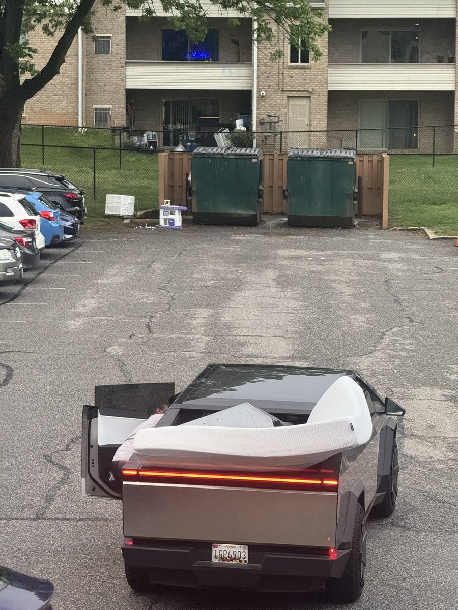 Birinin servetine dönüşmemek için direndik, ama gençliğimiz sessizce elimizden kaydı.