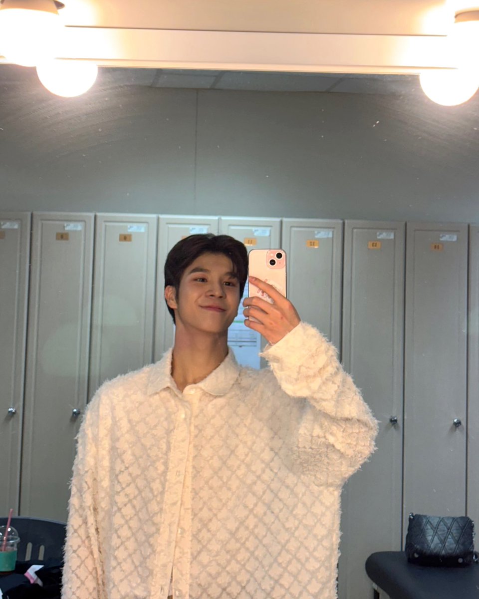 showpl_JDW's tweet photo. 추억의 성남! 상남자 정동원이 접수 완료!🫡
비가 와도 동원이의 땀방울은 멈추지 않는다!!😎

내일은 더더 멋있고 재밌을 예정이니
우총은 심장 단디 잡고 오시기 바랍니다🤭💚

#정동원 #JEONGDONGWON
#동화콘서트 #정동원콘서트_동화콘서트
#쇼플레이 #쇼플레이엔터테인먼트 https://t.co/zqPFVU7hbQ