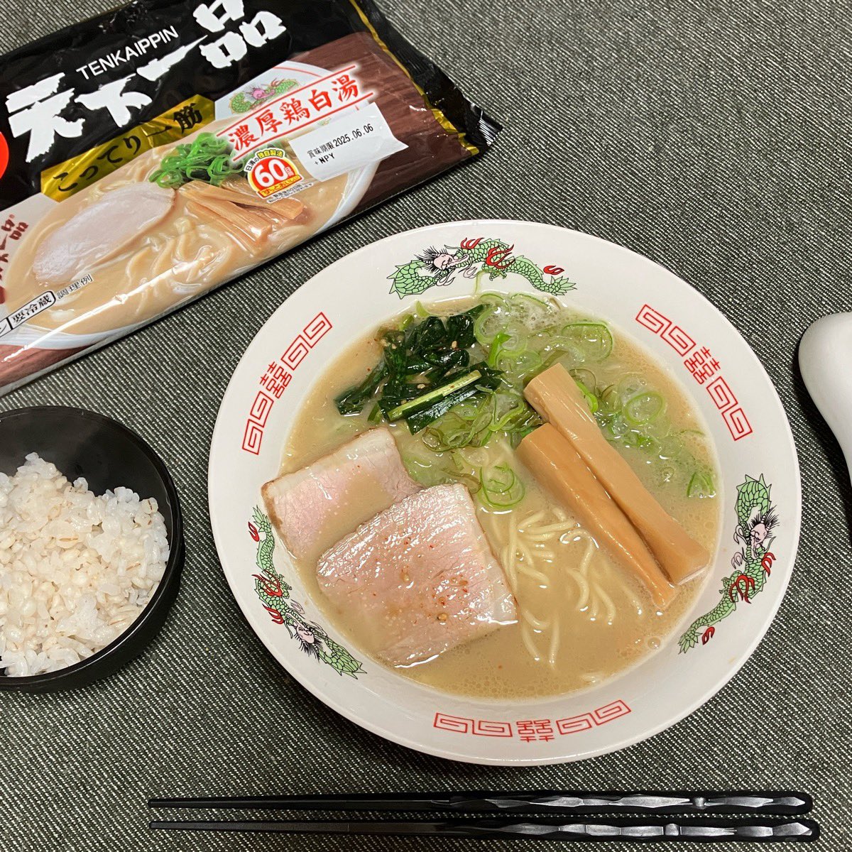poiguc's tweet photo. 天下一品のチルド麺。天一のカップ麺はぜんぜん天一じゃなかったけど、これはかなり天一。業務スーパーの極太メンマも良かった https://t.co/pTKBQvJwjD