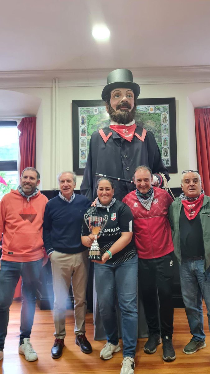 🏆🔴⚪️La federación vizcaína ha entregado la Copa Bizkaia a nuestro equipo femenino en un acto organizado por el ayuntamiento