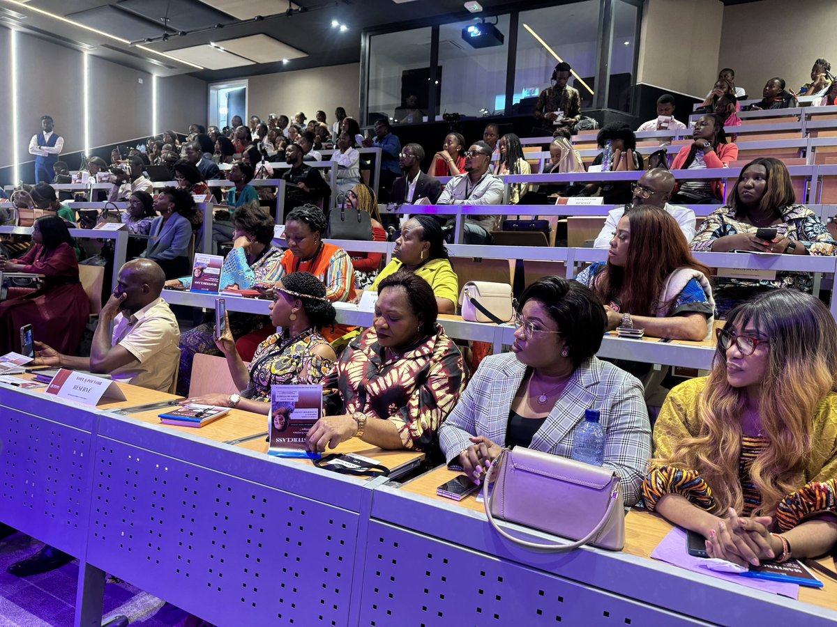 michel_isako's tweet photo. Société - Femmes Leaders : « La politique , c’est être au service des gens invisibles et invisibilisés «  Lydia MUTYEBELE NGOI.
Députée fédérale Belge .
Une femme politique ne parle pas trop , elle doit être rigoureuse ! @Presidence_RDC @Cartesien243 @PLukwebo https://t.co/Wjz1gWQvGK