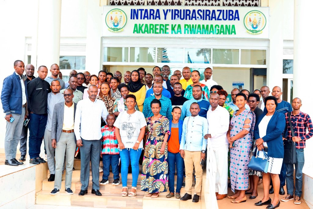 Rwamagana District (@rwamaganadistr) on Twitter photo Uyu munsi, abagize Komite z'Umuryango <a href="/pamrwanda/">Pan African Movement</a> zatowe mu Karere ka Rwamagana bahuguwe n'intumwa z'uyu muryango Pan-African Movement washinzwe hagamijwe guharanira agaciro no kwigira by’Abanyafurika. Uyu munsi, abagize Komite z'Umuryango <a href="/pamrwanda/">Pan African Movement</a> zatowe mu Karere ka Rwamagana bahuguwe n'intumwa z'uyu muryango Pan-African Movement washinzwe hagamijwe guharanira agaciro no kwigira by’Abanyafurika.