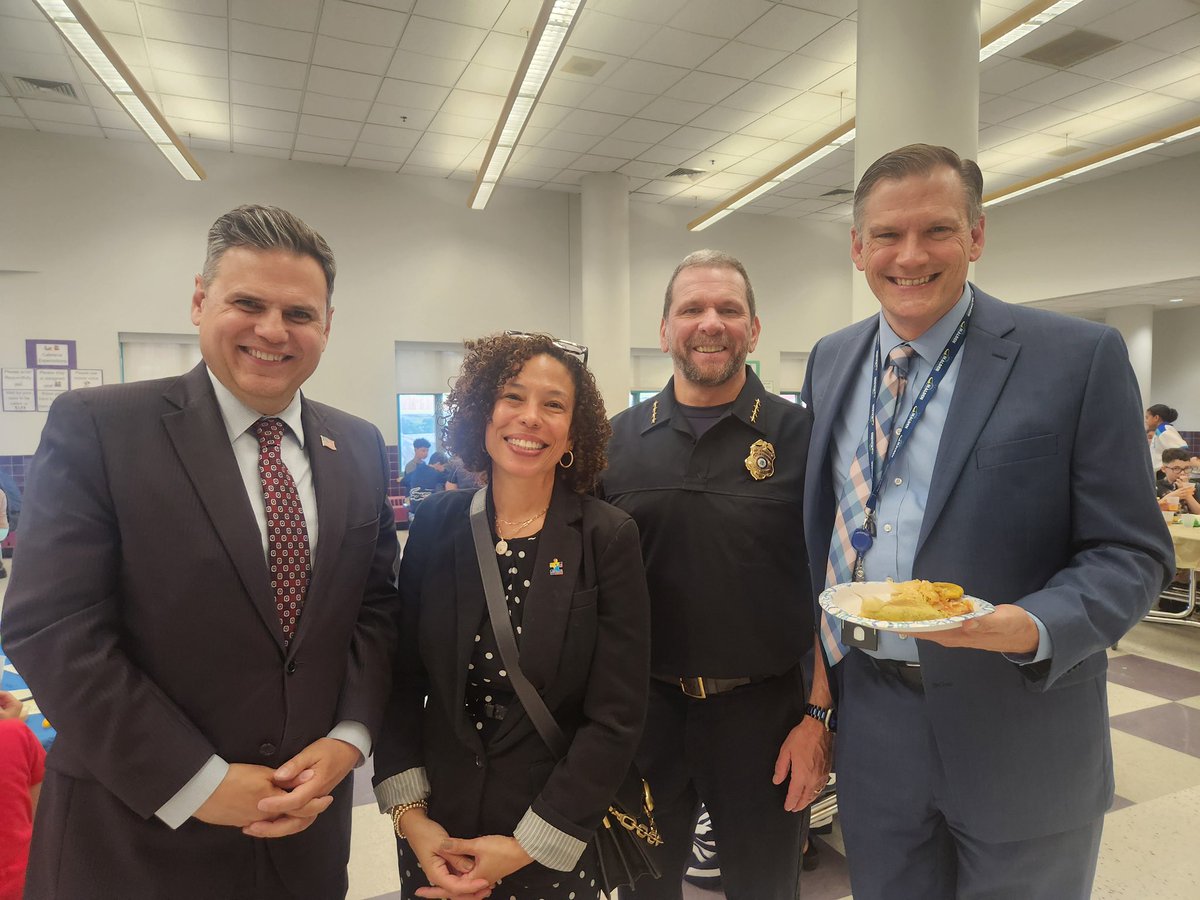 JennSpadafora's tweet image. Salemwood students introduced us to food from around the world at their annual food fest. I’m waiting for them to create a cookbook of all these amazing dishes! @salemwoodmalden @Malden_Schools @MayorOfMalden @MaldenPolice