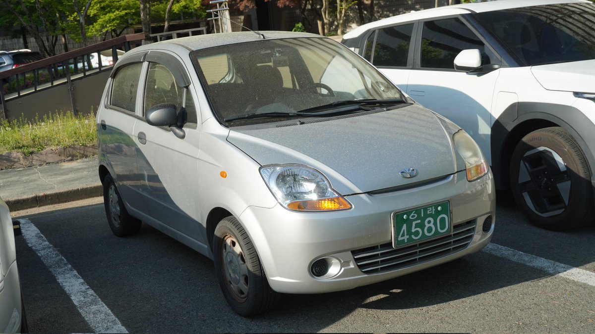 kou_175's tweet photo. そういえば韓国にも"경차"(ｷｮﾝﾁｬ)という軽規格がある。

KIA レイ
GM大宇 ダマス
GM大宇 マティス
ヒョンデ キャスパー
※黄色ナンバーは商業車。日本人が見ると軽自動車だと思ってしまいそう。マティスの緑ナンバーは当時ナンバー！(激ｱﾂ https://t.co/77gqVpnZr0