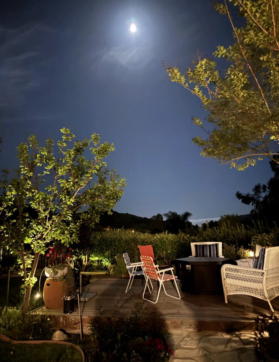 今夜の月は、温かな思い出を思い起こさせる。✨🌙