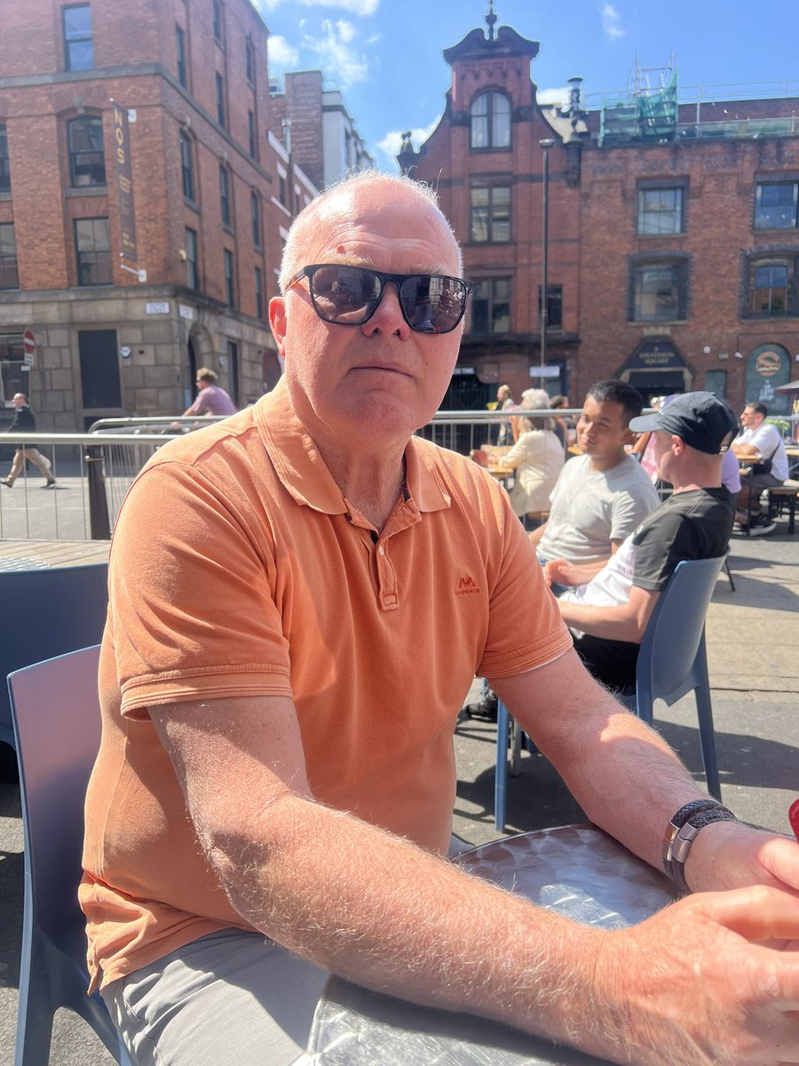 Med farsan i Manchester. Varmt satan, go öl.  Fotboll i morgon