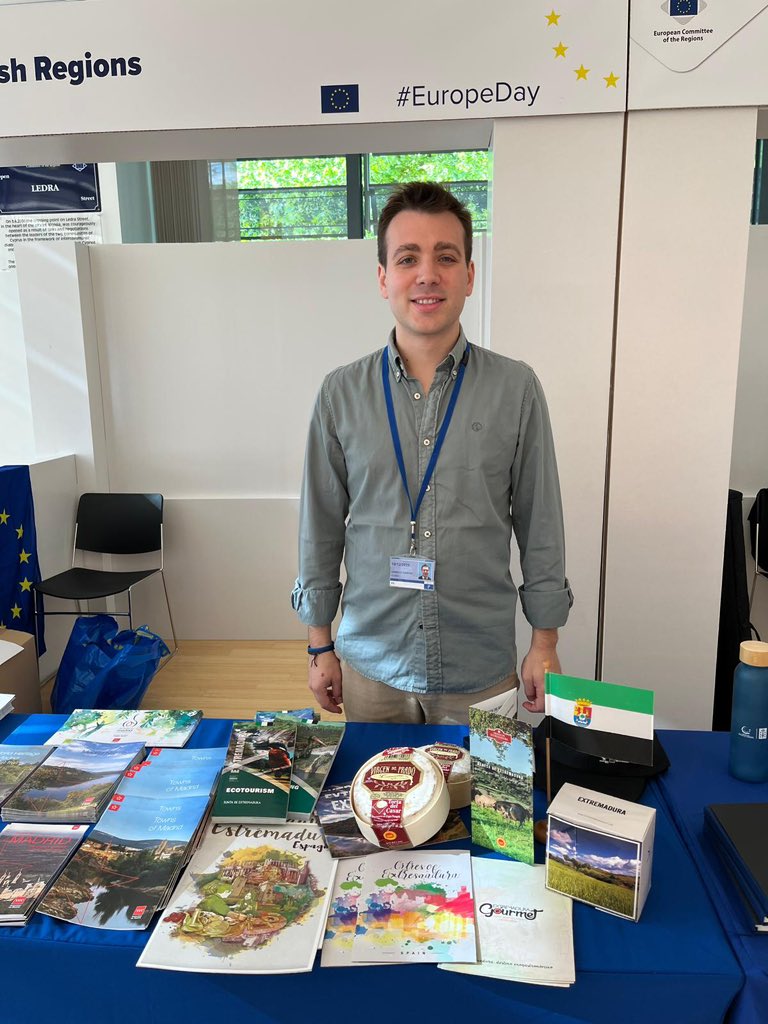 JuntaEx_Europa's tweet photo. ¡Feliz día de Europa! Extremadura participa en la jornada de puertas abiertas de las instituciones europeas promocionando los atractivos de la región junto con otras CCAA. #EuropeDay2025 https://t.co/D90MrWHC01