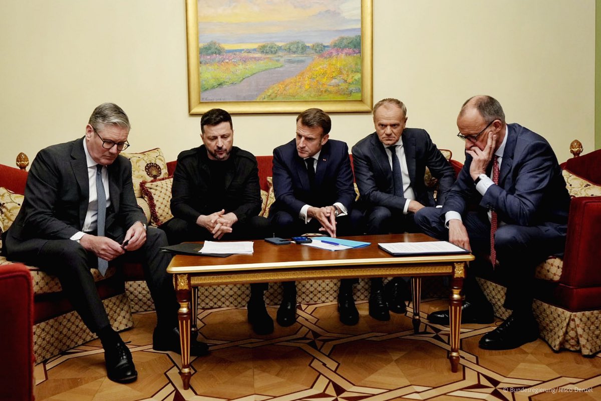 Wir haben nach unserem Treffen in Kyjiw mit Präsident Trump telefoniert. 

Er unterstützt unsere Initiative: Wir arbeiten gemeinsam mit den USA darauf hin, dass sich Russland  endlich auf einen längeren Waffenstillstand einlässt, und zwar ohne Vorbedingungen zu stellen.