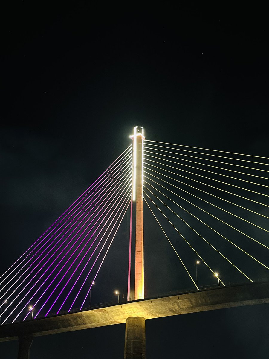 leeyoumar's tweet photo. Where lights meet the sky β Cebuβs CCLEX Bridge shining like a modern masterpiece. πβ¨ #CCLEX #CebuNights https://t.co/DoVn4zIuIp