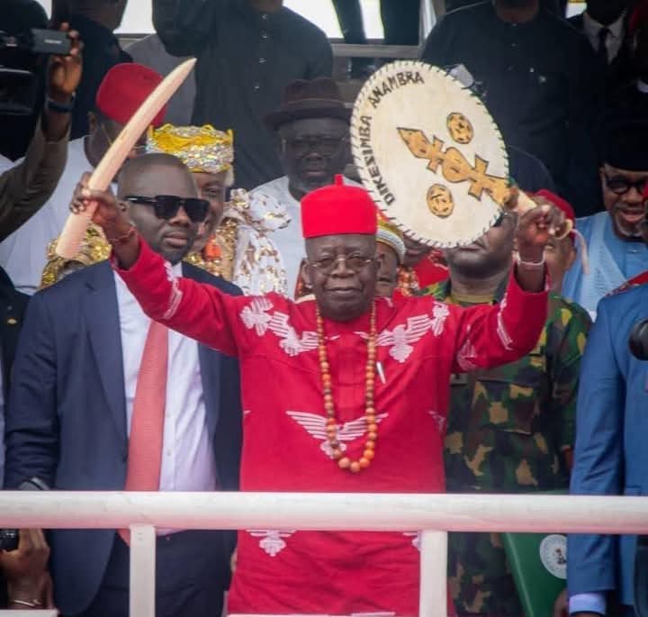 AmodaOgunlere's tweet photo. Meet Igwe Chidubem Iweka (Ogalagidi Eze Iweka III) the man that collected N20k to confer the title of “Dike Si MBA Anambra” on a Yoruba man.

An opportunity he would have used in addressing the complaints of the Igbo businessmen in Lagos, but he chose his stomach over his people https://t.co/UshBDw51cW