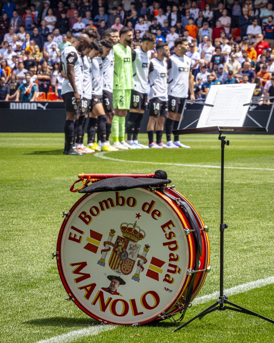Antes del #ValenciaGetafe se ha guardado un emotivo minuto de silencio en memoria de Manolo el del bombo y Juan Ramón 

Siempre en nuestro recuerdo 🦇

#ADNVCF