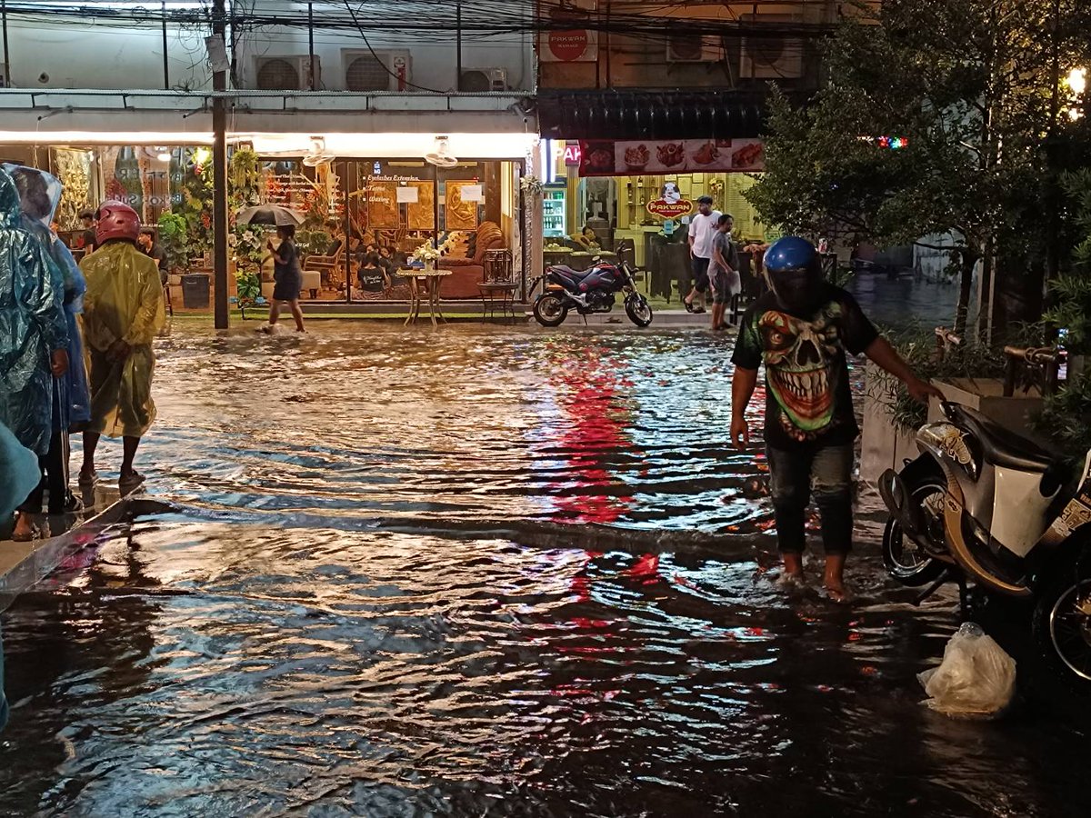 PonyBee's tweet photo. @js100radio น้ำท่วมสูงในซอยสุขุมวิท22 รถมอเตอร์ไซด์ควรเลี่ยงค่ะ #ฝนตกกรุงเทพ https://t.co/8u2okBT8D8