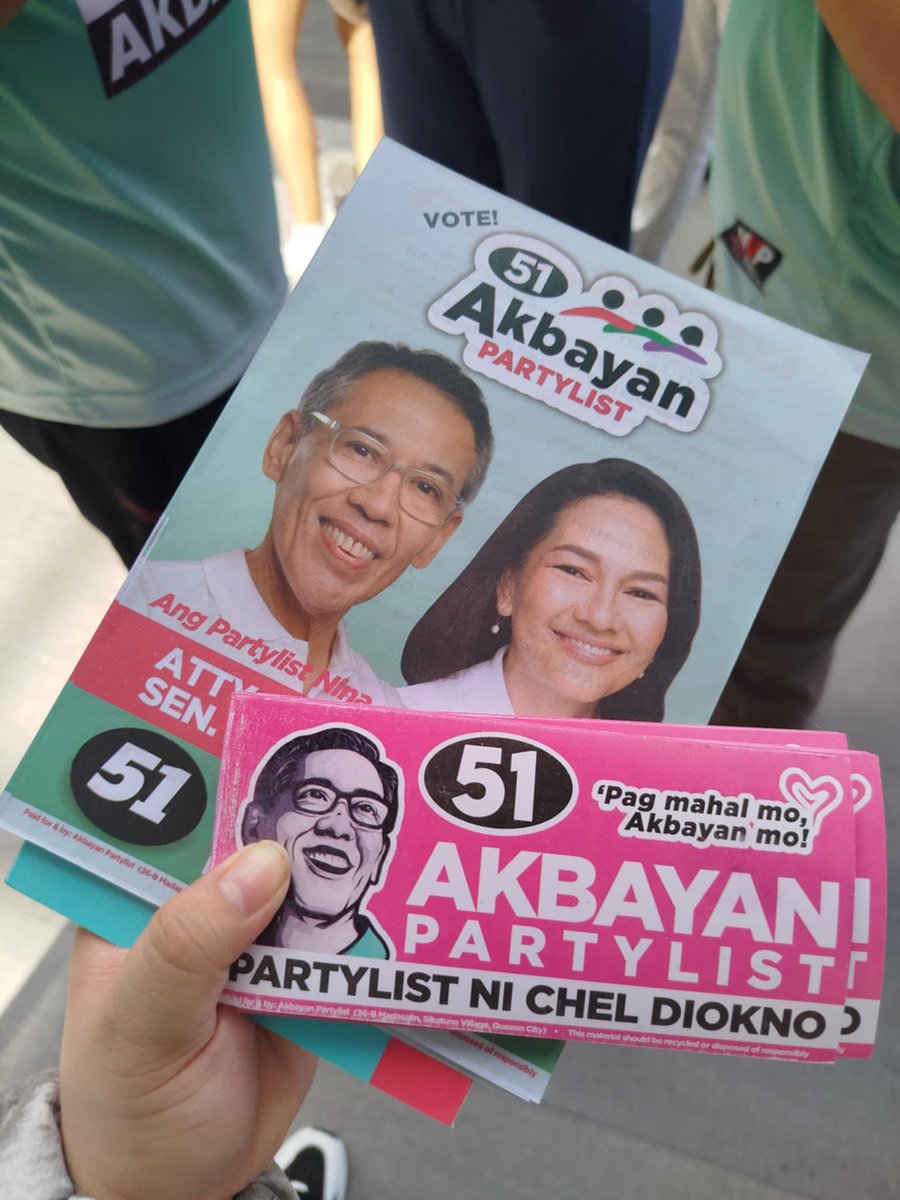 ViFeelings's tweet photo. Huling araw na ng kampanya, parang ang bilis hehe. Haharap sa lunes na puno ng pag-asa. 🙏

Wag sanang kalimutan sa Lunes—Akbayan Partylist (51), sa likod ng balota. Isang partylist lang ang pwedeng iboto.

Pag mahal mo, AKBAYAN mo! https://t.co/kaXw9M0nIf