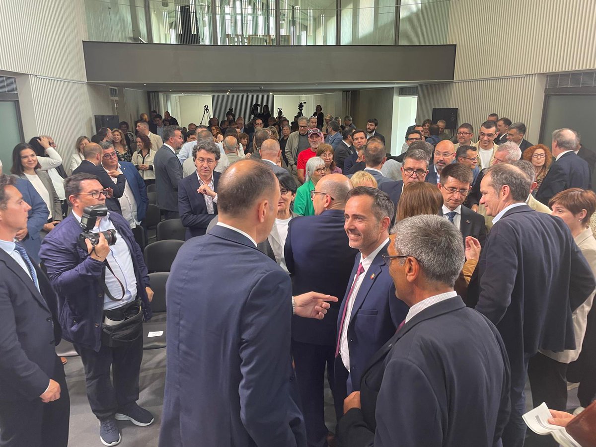 Avui primera visita institucional del MH President <a href="/salvadorilla/">Salvador Illa Roca</a> a #Tortosa i #TerresdelEbre on ha signat el Llibre d'honor de la Ciutat i hem tractat sobre diferents projectes municipals i territorials per seguir avançant en un país equilibrat i amb igualtat d'oportunitats.